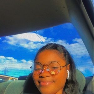 Meet your Posher, Nia